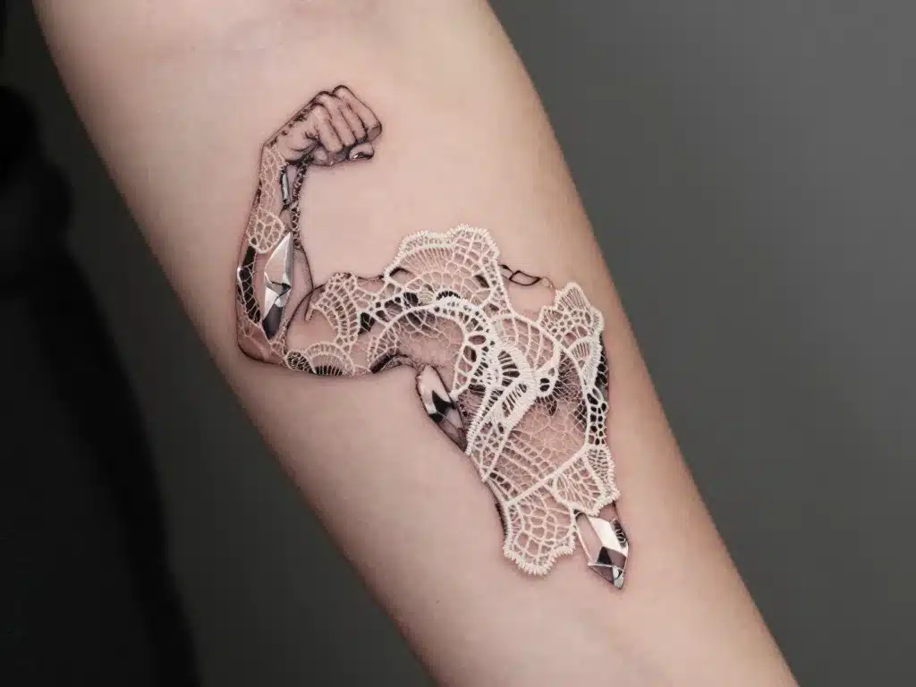 Tatouage bras femme dentelle style moderne et symbolique