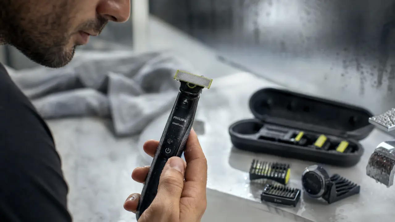 Philips oneblade noir 360 pivotant près du lavabo, sabots 5 en 1